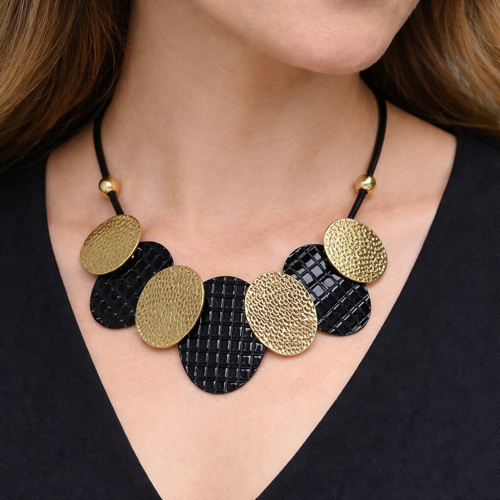Brand New!! Metal oval and rope statement necklace